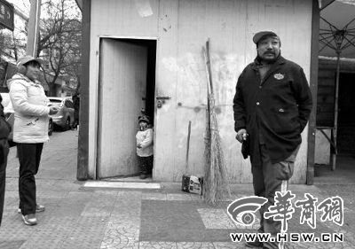 由于沒人照看，爸爸媽媽干活時帶著兩歲多的小韓靈  本報記者 董國梁 攝 