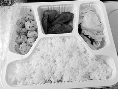 多趟動(dòng)車(chē)仍難見(jiàn)15元盒飯 廠商稱因利潤(rùn)低不賺錢(qián)