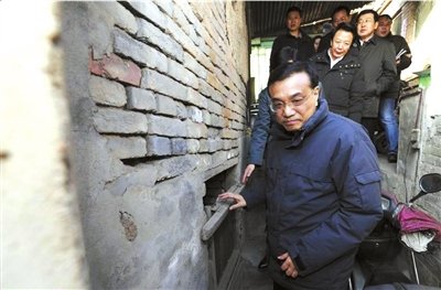昨天，李克強(qiáng)看望包頭北梁棚戶區(qū)居民。新華社發(fā)