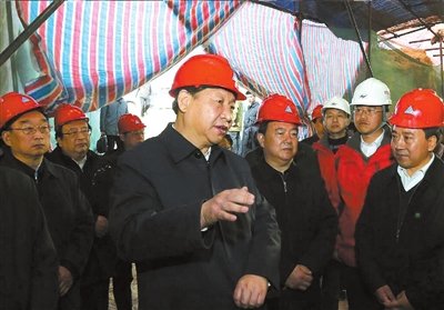 昨天，習(xí)近平在甘肅東鄉(xiāng)察看滑坡重建現(xiàn)場。新華社發(fā)